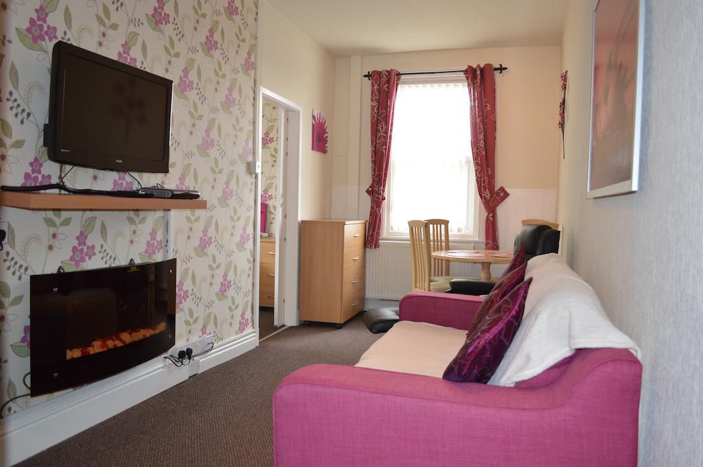 Ayrton House Holiday Apartments Blackpool Room photo